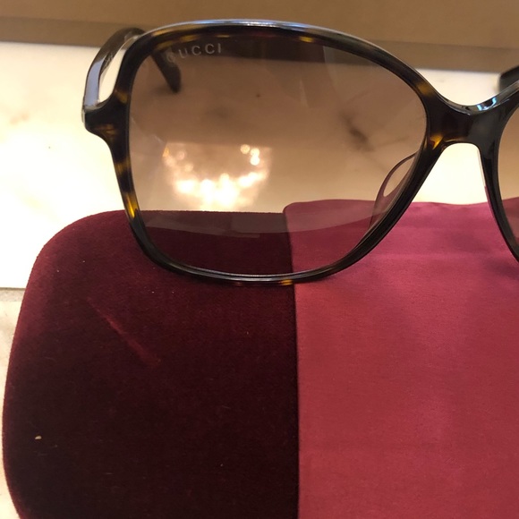 NEW GUCCI SUNGLASSES - Picture 5 of 11